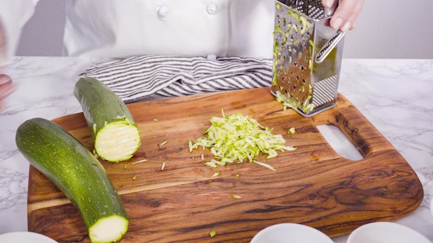 Paso a paso. Triturar calabacín orgánico para hacer pasteles de calabacín.