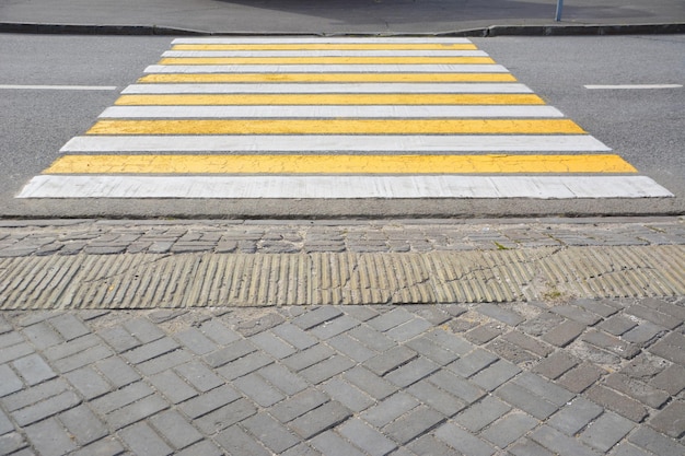 paso de peatones amarillo y blanco, primer plano