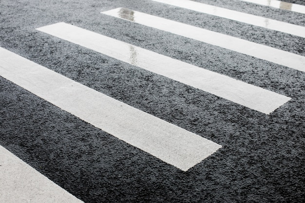 Paso de peatones después de la lluvia en un día nublado