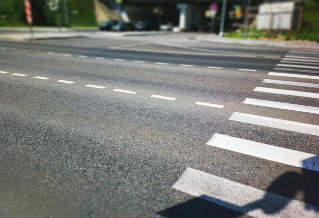 Paso de peatones en el fondo del bokeh de la carretera de la ciudad