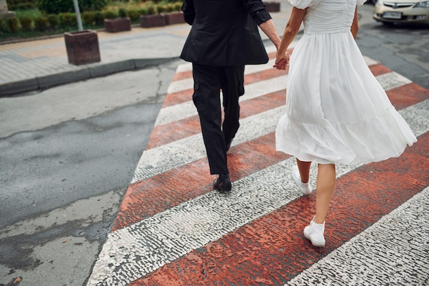 En el paso de peatones Hermosa novia con su prometida está celebrando la boda al aire libre