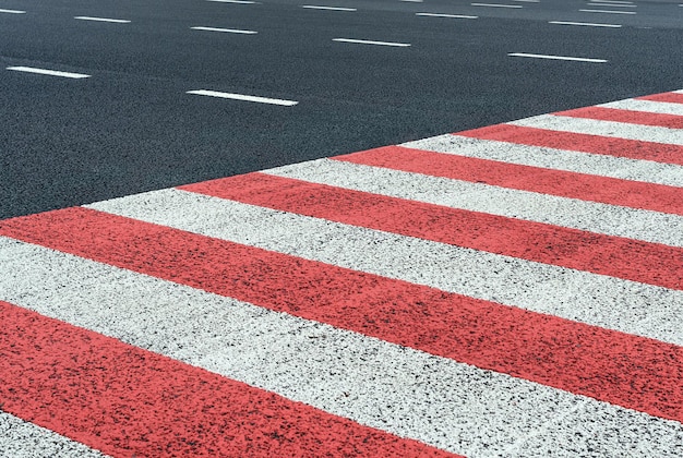 Paso de peatones con marcas de color rojo y blanco Infraestructura y transporte de carreteras