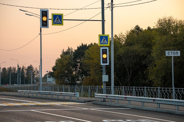 Paso de peatones con semáforos a través de una carretera asfaltada