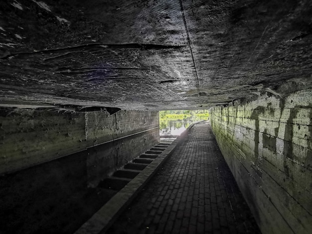 Paso bajo un puente de hormigón salida del túnel al paso de hormigón ligero