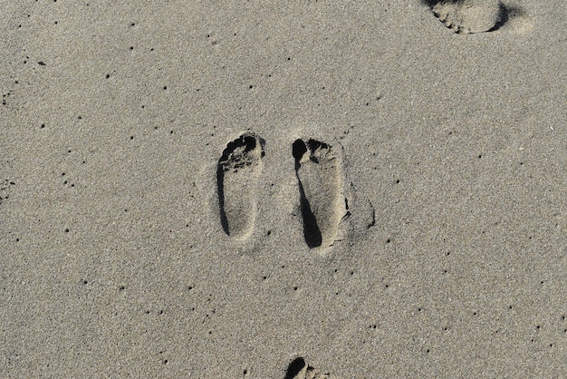 Pasos en la arena de la playa