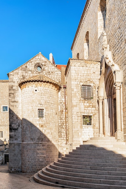 Pasos circulares del monasterio dominicano en el casco antiguo de Dubrovnik, Croacia