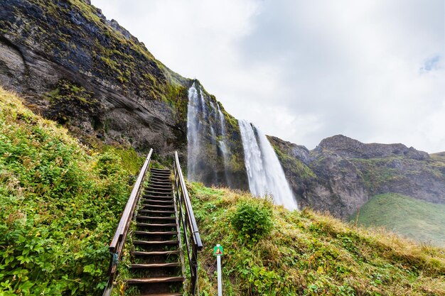 Pasos a la cueva en la cascada de Seljalandsfoss