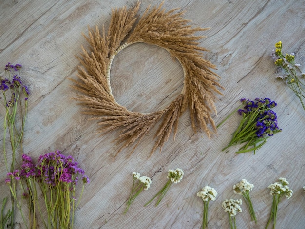 Pasos para hacer una corona de puerta otoñal a partir de flores y plantas