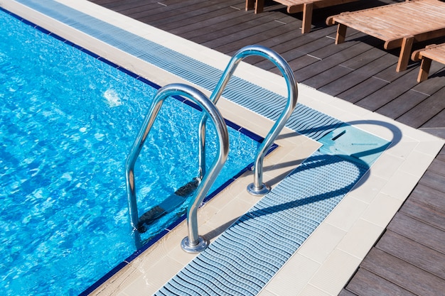 Foto pasos en una piscina de agua.