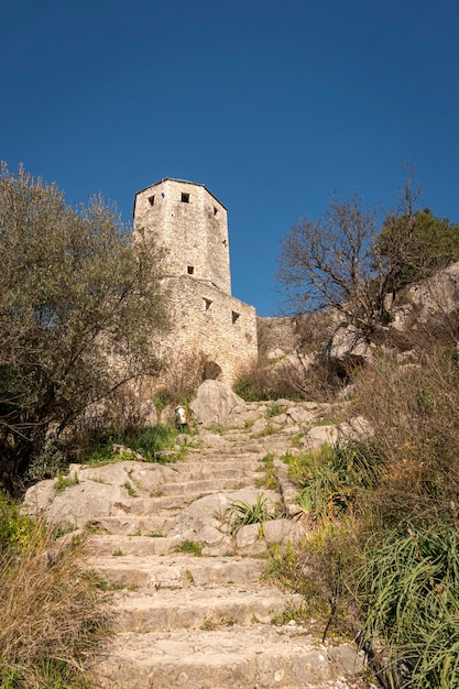 Pasos que conducen a la fortaleza en el pueblo medieval de Pocitelj en Bosnia y Herzegovina