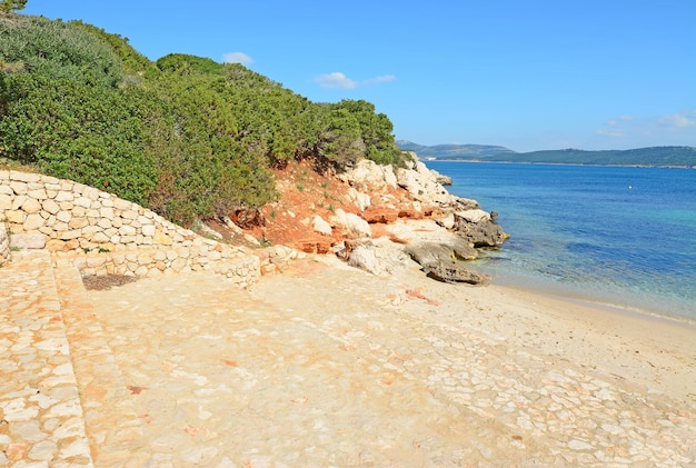 Pasos rocosos en la playa de Cala Dragunara Cerdeña