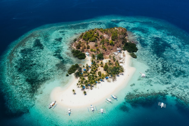 Pass Insel in den Philippinen, Coron Provinz. Luftaufnahme von Drohne über Urlaub, Reisen und tropische Orte