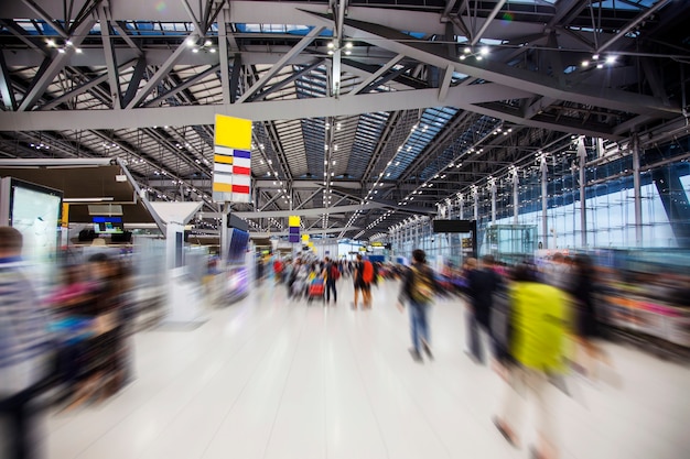 Passageiro em movimento na estação do aeroporto