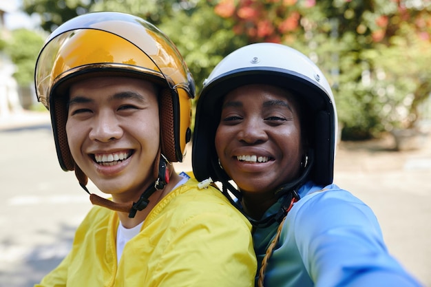 Passageiro feliz e motorista de táxi