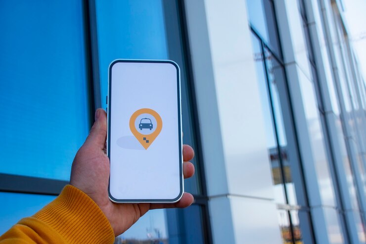 Foto passageiro homem no estacionamento segura um smartphone com um aplicativo móvel e chama um táxi online.