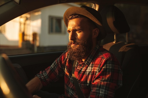 Passageiro masculino sentado no carro