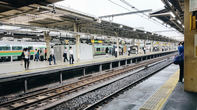 Passageiros à espera na plataforma ferroviária