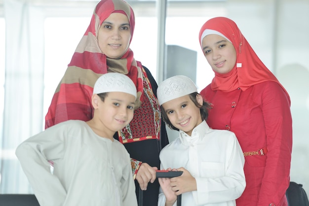 Passageiros da família jovens viajando no aeroporto