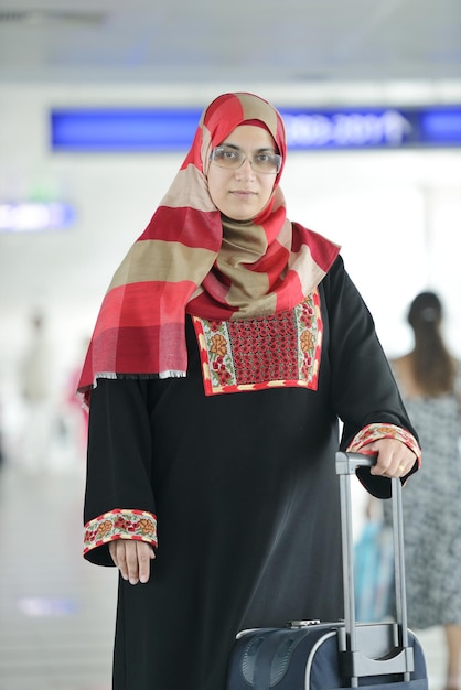 Passageiros da família jovens viajando no aeroporto