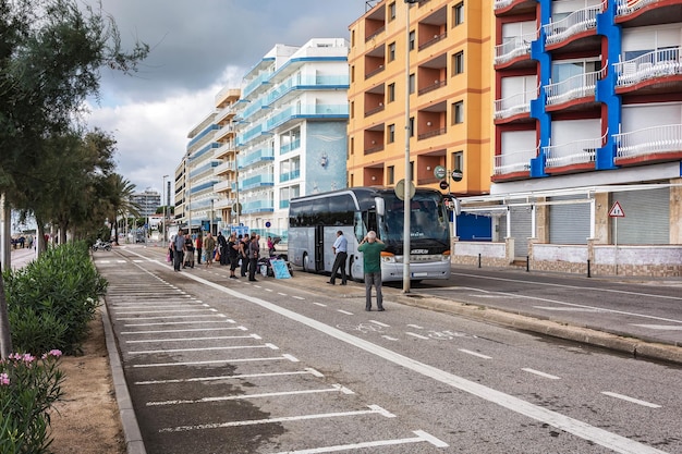 Passageiros embarcando em um ônibus em uma rua da cidade Blanes Espanha