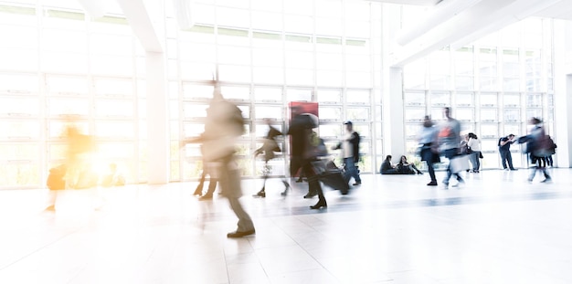 Passageiros turva andando em um aeroporto