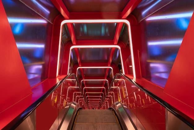Passagem circular da escada rolante com luz vermelha
