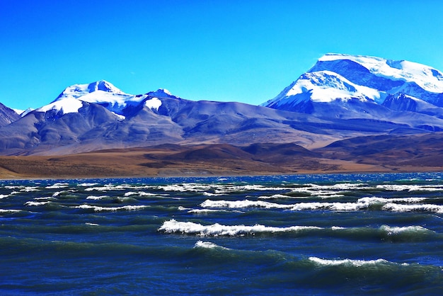 passagem de alta montanha na paisagem montanhosa do Tibete