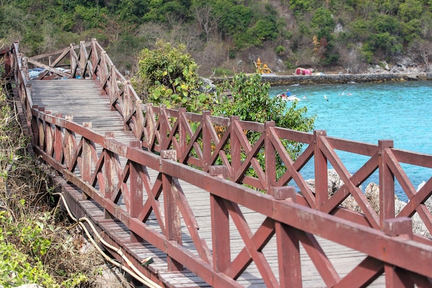 Foto passagem de madeira em koh lan