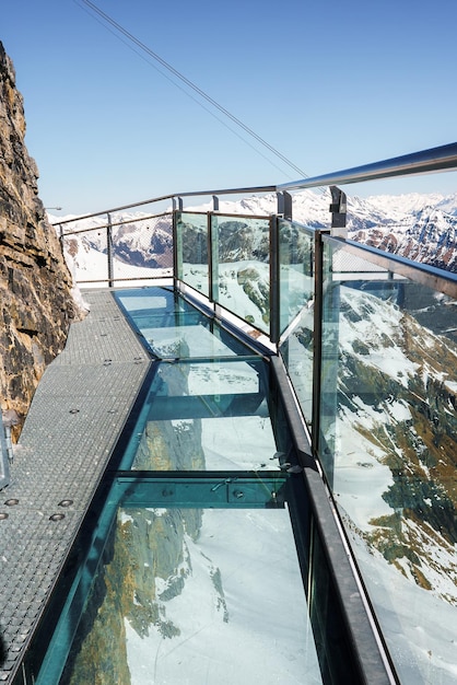 Passagem de piso de vidro na estação de esqui de Murren, Suíça