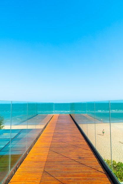 Passagem e escada com vista para o mar oceano ponto fundo