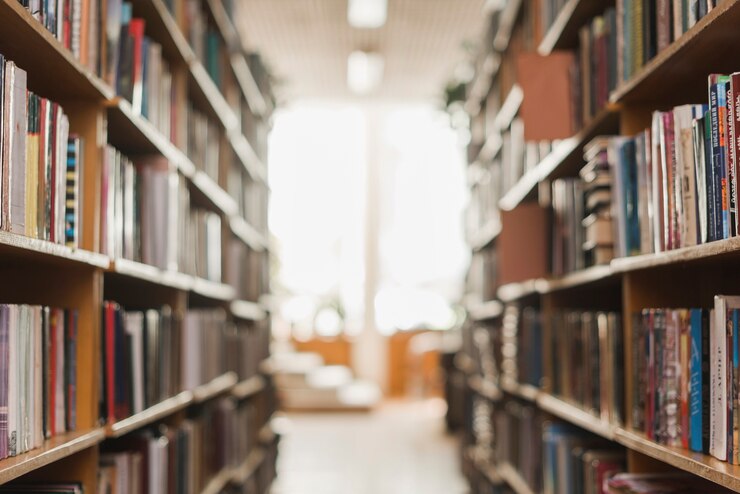 Foto passagem entre estantes de livros da biblioteca