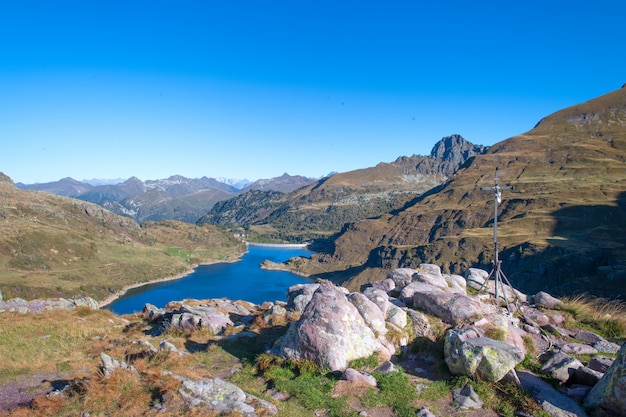 Passagem entre montanhas e um lago