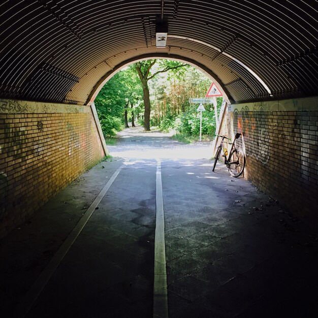 Foto passagem estreita que leva ao túnel