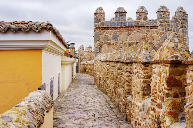 Passagem superior na parede que circunda a cidade medieval de Ávila, Espanha.