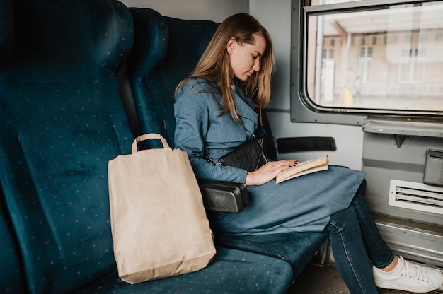 Foto passagier im zug lesen