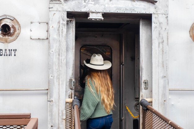 Passagier mit Cowboyhut im Arizona-Zug