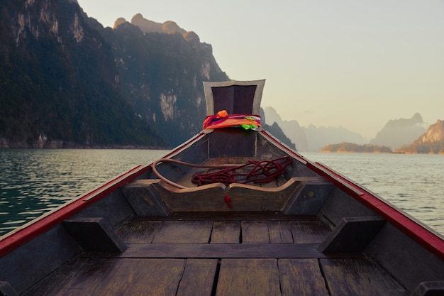 Passagierboot auf dem Cheow Lan See im Khao Sok Nationalpark Thailand Postkarte Poster Wallpaper