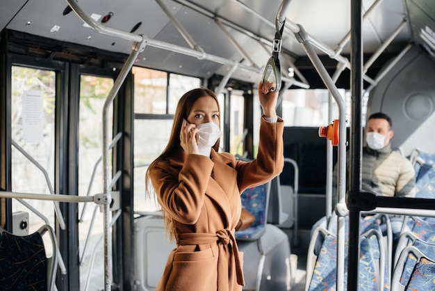 Passagiere, die während der Coronavirus-Pandemie im öffentlichen Verkehr sind, halten Abstand voneinander. Schutz und Prävention 19.