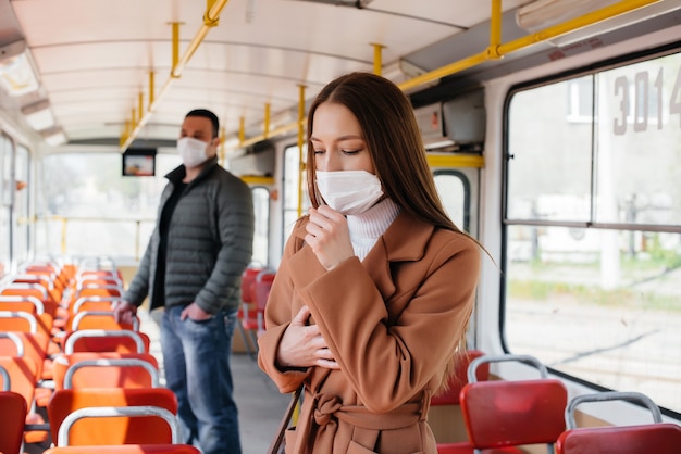 Passagiere in öffentlichen Verkehrsmitteln während der Coronavirus-Pandemie halten Abstand voneinander. Schutz und Prävention 19.