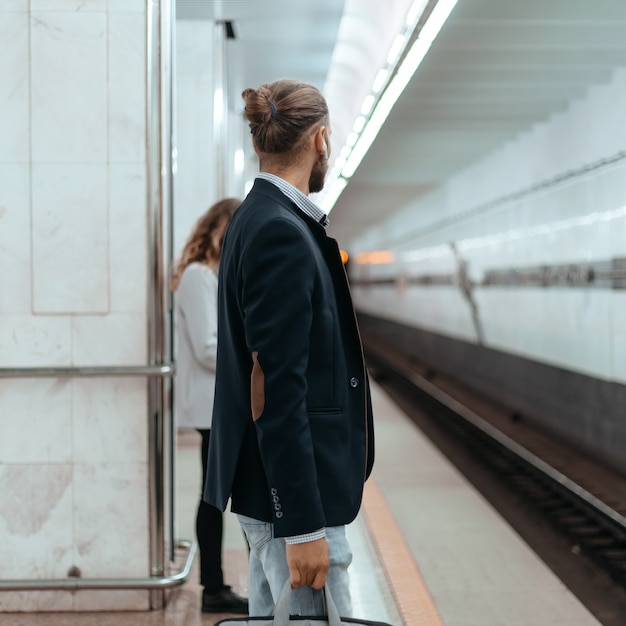 Passagiere stehen auf dem U-Bahnsteig. Foto mit einem Kopierraum.