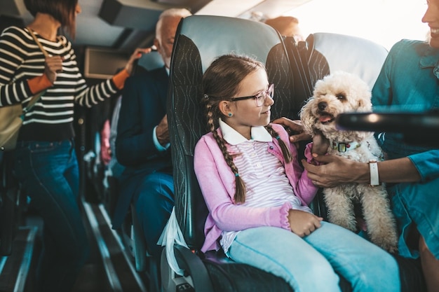 Passagiere und Hund, die mit dem Bus reisen.