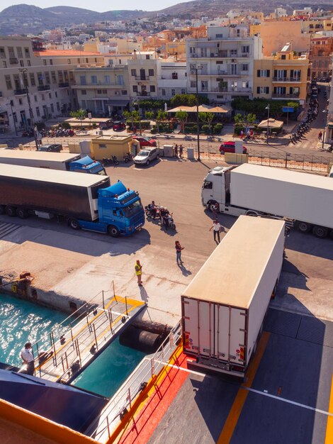 Foto passagierfähren an der marina im hafen von ermoupolis syros insel griechenland