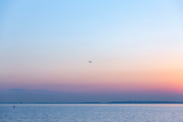 Passagierflugzeug am Abendhimmel