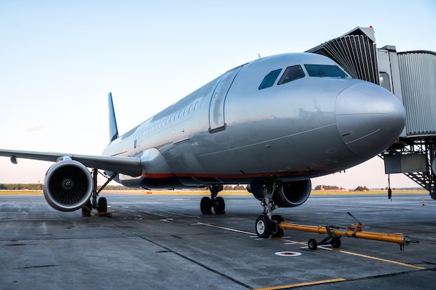 Passagierflugzeug an einem Jetway geparkt