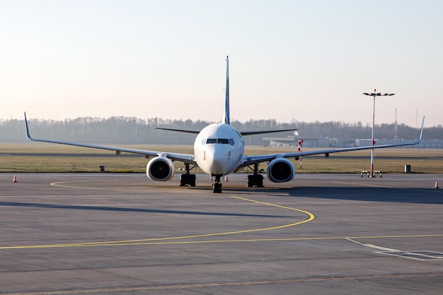 Foto passagierflugzeug auf einem langen parkplatz im morgenlicht eines kleinen flughafens