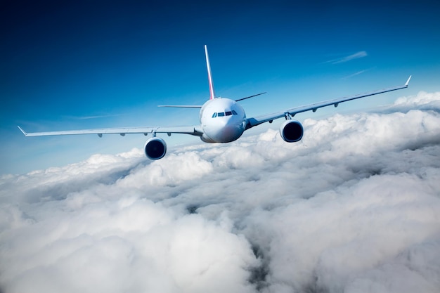 Foto passagierflugzeug, das in den wolken fliegt