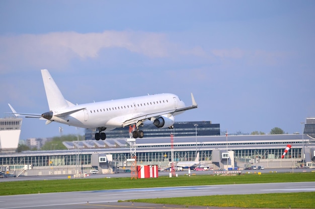 Passagierflugzeug, das in der Luft fliegt