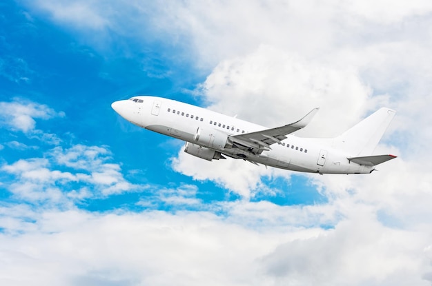 Passagierflugzeug fliegende Reise auf Flughöhe über den weißen Wolken