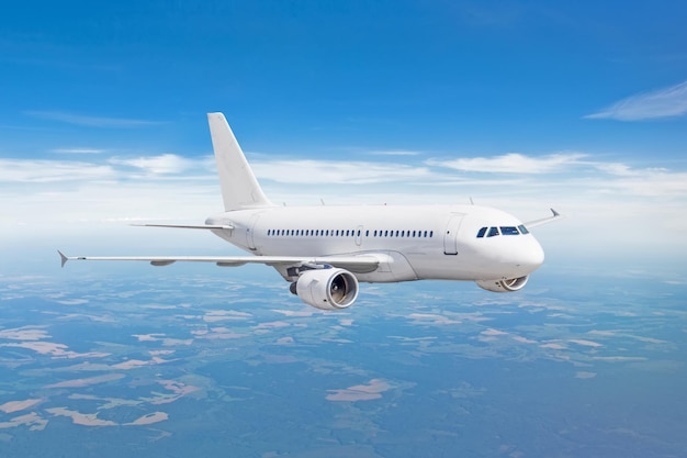 Passagierflugzeug fliegt auf einer Höhe über Wolken und blauem Himmel