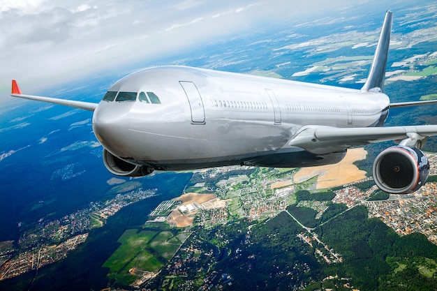 Passagierflugzeug fliegt in den Wolken